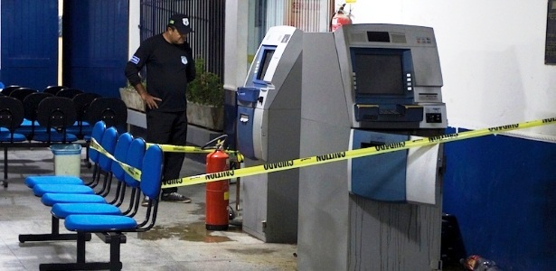 20mai2014---o-prefeito-de-parnaiba-pi-foi-feito-refem-em-assalto-a-caixas-eletronicos-na-prefeitura-da-cidade-outras-14-pessoas-tambem-ficaram-rendidas-com-criminosos-1400591965539_615x300