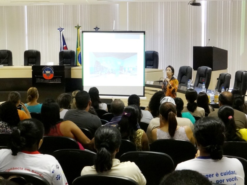 A enfermeira Kuroda, apresentou as equipes que trabalham no combate a proliferação do mosquito transmissor da Dengue e como a prefeitura está investindo na prevenção.