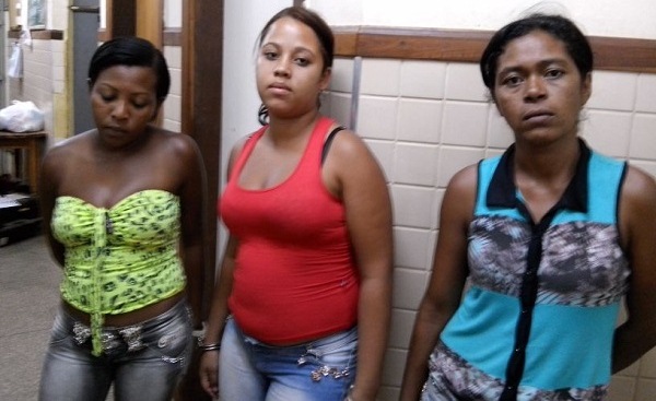 As bonitinhas vão ver o sol nascer quadrado em Barreiras, porque Luís Eduardo não tem acomodações de custódia feminina. Cada vez que o Juiz precisar ouvi-las, vão fazer um novo passeio no camburão.