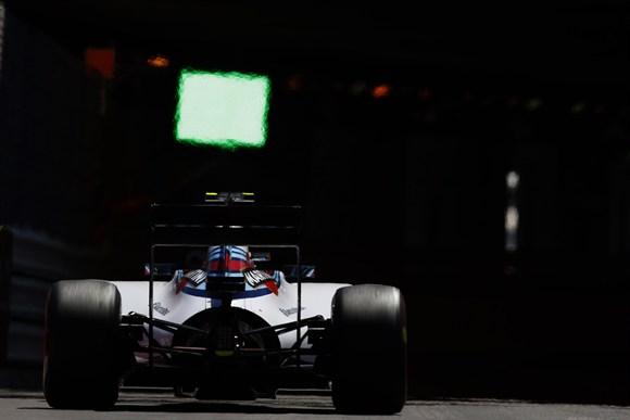 Bottas, na entrada do túnel, para atingir a velocidade máxima do circuito travado de Mônaco