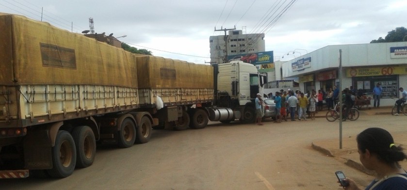 Os curiosos e o0s engarrafamentos foram inevitáveis.