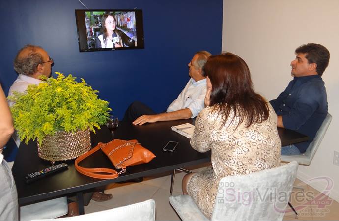 Este Editor, Humberto Santa Cruz e Fábio Lauck assistem o primeiro jornal gerado a partir de Luís Eduardo