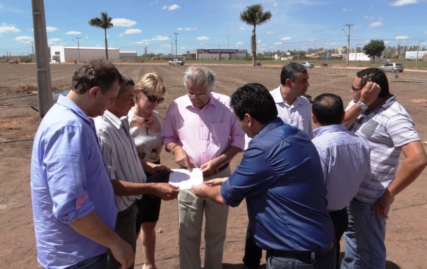 Equipe estuda os detalhes finais da obra.