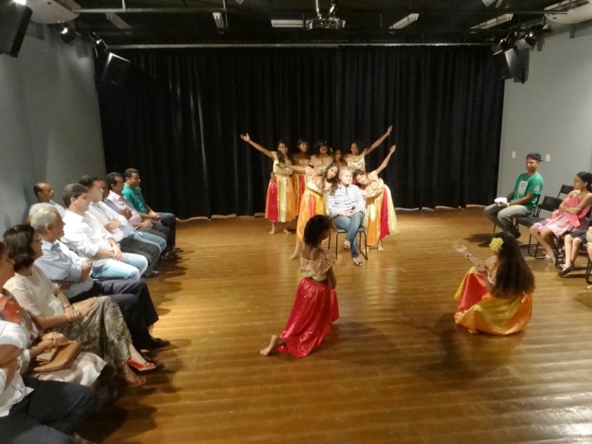 No cine teatro e auditório, foi apresentado uma peça, em homenagem ao dia das mães.