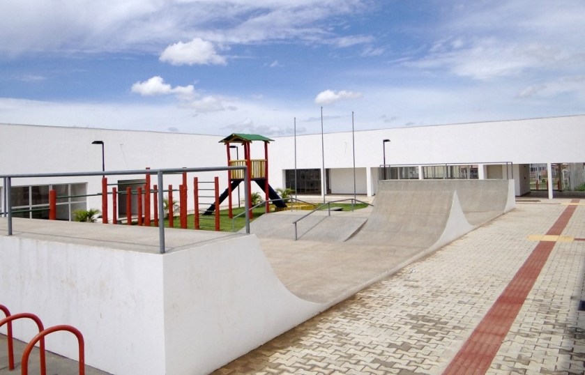 O CEUs contará com salas multiuso, biblioteca, telecentro, cine teatro e auditório com capacidade de 60 lugares, quadra poliesportiva, pista de skate,equipamentos de ginástica e pista de caminhada.