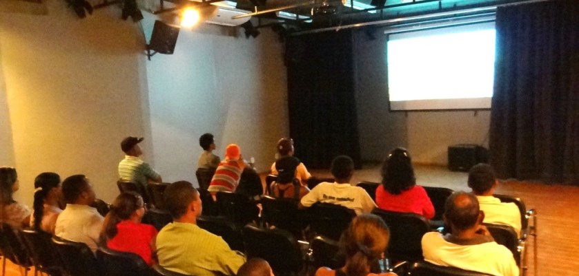 O filme documentário - Lixo Extraordinário -  foi exibido na sala cineteatro do CEUs.