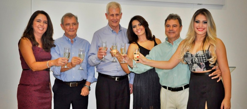 Um brinde entre diretores  e familiares