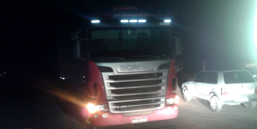 O motorista do caminhão só sentiu o forte impacto do carro pequeno.