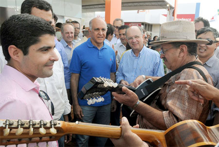 Ouvindo os cantadores da Feira, que fizeram uma homenagem aos candidatos.