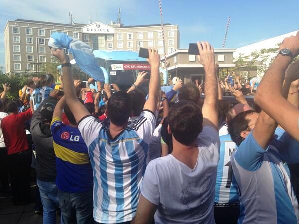 Neste momento, 80 mil argentinos invadem Porto Alegre para tentar assistir ao seu selecionado no Beira Rio, no seu combate contra a Nigéria. Tomara que percam.