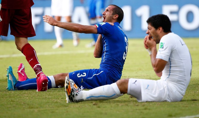A garra uruguaia: Suarez morde o zagueiro Chiellini. E ainda reclama de um tapa. Os caras não são fáceis.