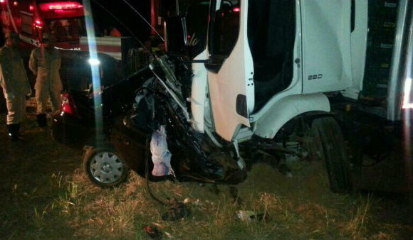 O veículo pequeno desintegrou-se na colisão.