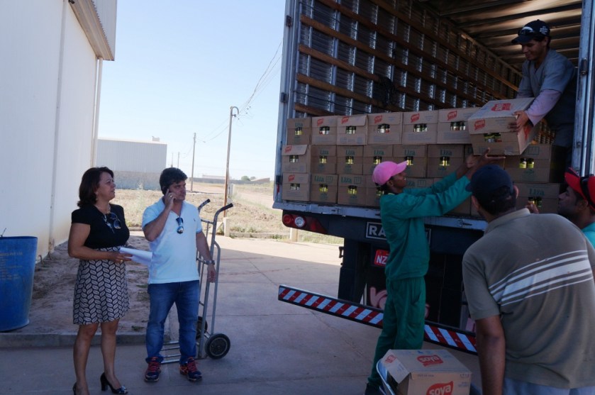Fábio Lauck acompanha o descarregamento de produtos 