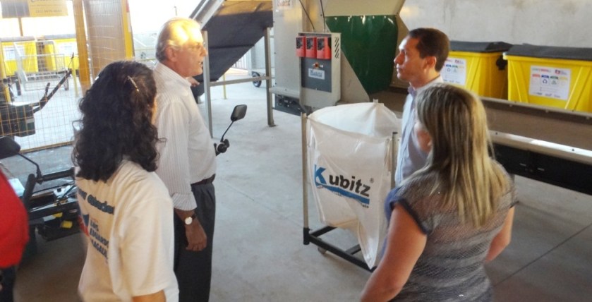 O prefeito apresentou para os vereadores de Barreiras, Luiz Tito e Karlúcia Macêdo todos os equipamentos que compõem o Centro de Triagem da Coleta Seletiva Solidária.