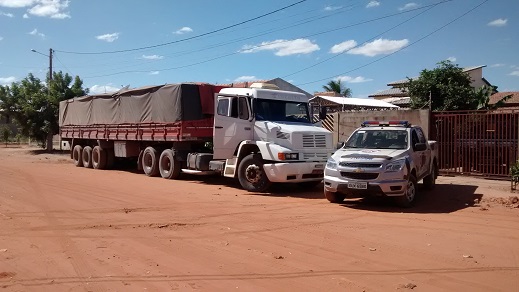Veículos apreendidos: a carreta estava recebendo uma carga de soja ensacada.