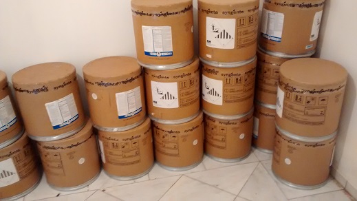 Nesta foto e nas seguintes, depósitos de defensivos agrícolas sem cobertura fiscal, encontrados no Centro Industrial. Grande número de embalagens vazias também intrigou os policiais, que agora deverão saber o motivo. 