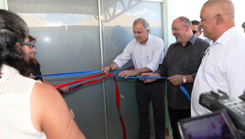 Prefeito Humberto Santa Cruz, o presidente da Associação dos Moradores das Acácias, Hildeberto Nunes e demais autoridades no descerramento da placa inaugural