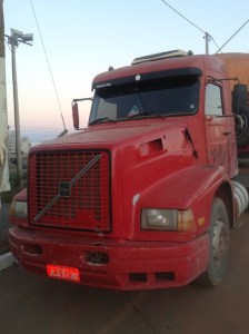 A carreta Volvo vermelha, tracionando uma caçamba, identificada como participante em vários assaltos.