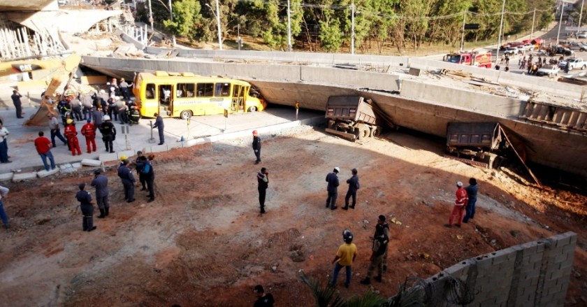 3jul2014---um-viaduto-desabou-na-avenida-pedro-i-proximo-a-lagoa-do-nado-regiao-da-pampulha-em-belo-horizonte-1404417616569_956x500
