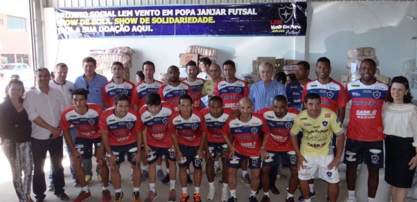 A equipe do LEM Vento em Popa Janjar com a equipe da prefeitura na entrega dos mantimentos