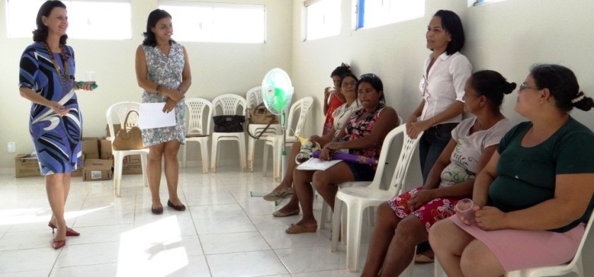 A instrutora de cursos na área de beleza, Régis Figueiredo,(de branco) relata que o mercado de trabalho local necessita de profissionais capacitados.