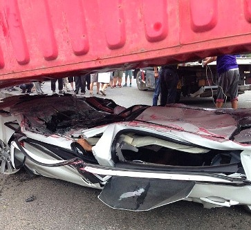 Acidente_carro_contêiner_foto_DailyMail