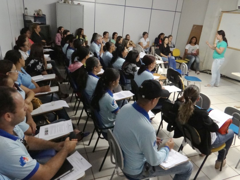  Agentes de Saúde receberam um guia prático para controlar as Geohelmintíases. Eles farão o papel de comunicar as famílias que seus filhos serão medicados e a importância disso.