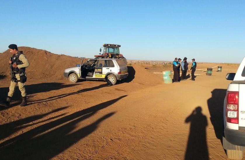 Barreiras nas estradas, seguranças armados e PMs intervindo. 