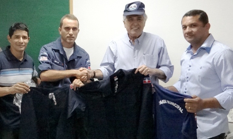 O prefeito oficializou a entrega dos uniformes e apresentou o novo secretário da pasta.  Waldemar Leite, secretário de Infraestrutura, prestigiou o encontro.