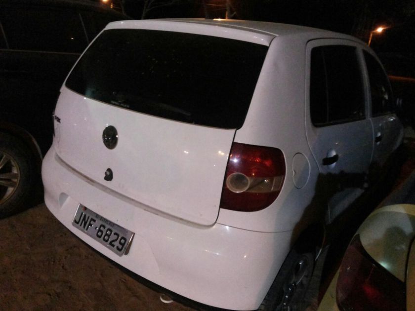 O Fox com placas trocados e com carregamento de armas, cheques e produtos de roubo