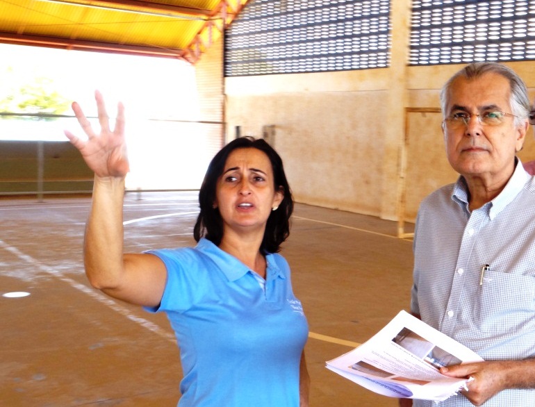 Rosane dos Santos, diretora da Escola Municipal Vania Aparecida, comenta com o prefeito sobre a situação da quadra e o que poderá melhorar nas reformas. 