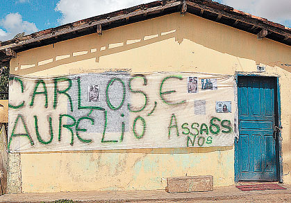 Casa onde ocorreu o crime amanheceu com faixa acusando policiais pelo crime. Foto: Mauro Akin Nassor