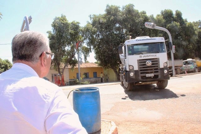 O Prefeito supervisiona o trabalho de instalação dos novos semáforos.