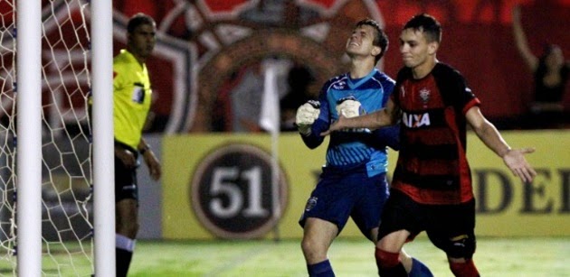 Caio comemora o segundo gol do Vitoria contra o Gremio pelo Brasileirao