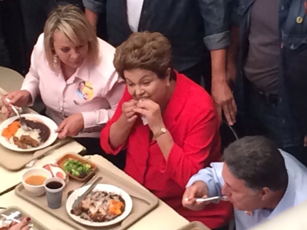 Dilma almoça com o candidato Garotinho em restaurante comunitário do Rio. Valor do almoço por cabeça: R$1,00.