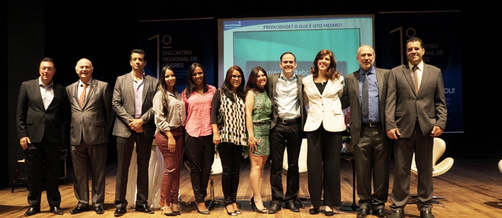 Diretoria do CDL, parceiros e Regiane Romano no teatro SESC