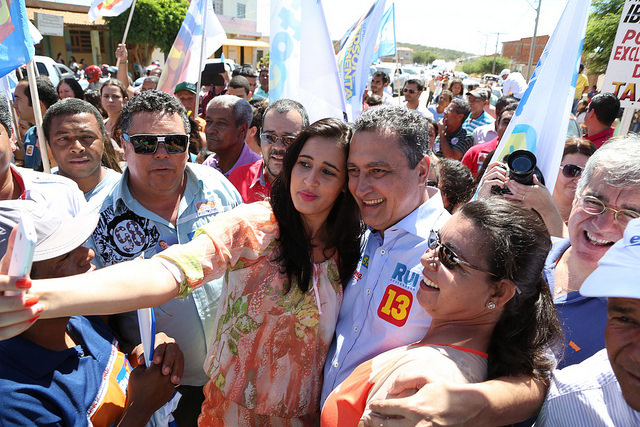 Eleitores  tiram fotos com Rui durante passagem da Caravana 13