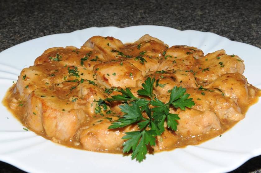 Frango ao Molho de Maracujá e Cachaça.- Casa do Rio Bar, Restaurante e Eventos. Foto de Lucas_Moreira