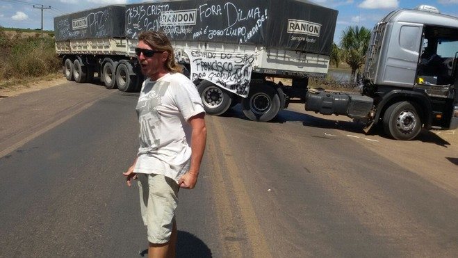 O motorista e seu caminhão antes de ser preso. Foto de blogbraga.