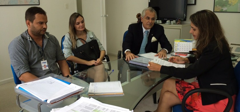 O prefeito entregou um relatório sobre a prestação de serviço e irregularidades do sistema de esgotamento sanitário em Luís Eduardo Magalhães à EMBASA