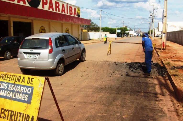 O quebra molas da Cleriston Andrade, o primeiro a ser construído pela Prefeitura, permanece incólume.