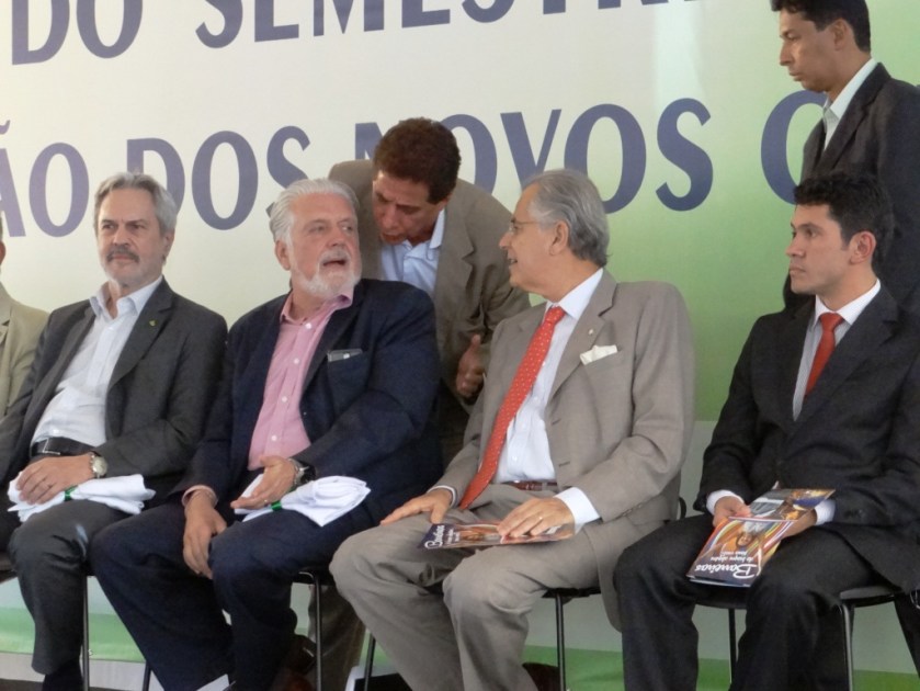 Humberto Santa Cruz solicitou o apoio do Estado na Educação dos jovens de Luís Eduardo Magalhães. O governador Jaques Wagner, destacou o empenho do prefeito.