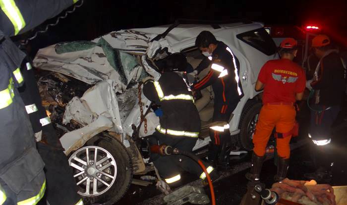 Os bombeiros lutaram mais de uma hora para desencarcerar Diego, preso às ferragens. Foto de Sigi Vilares.