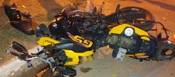 Tanto a moto quanto o carro sofreram danos de monta.