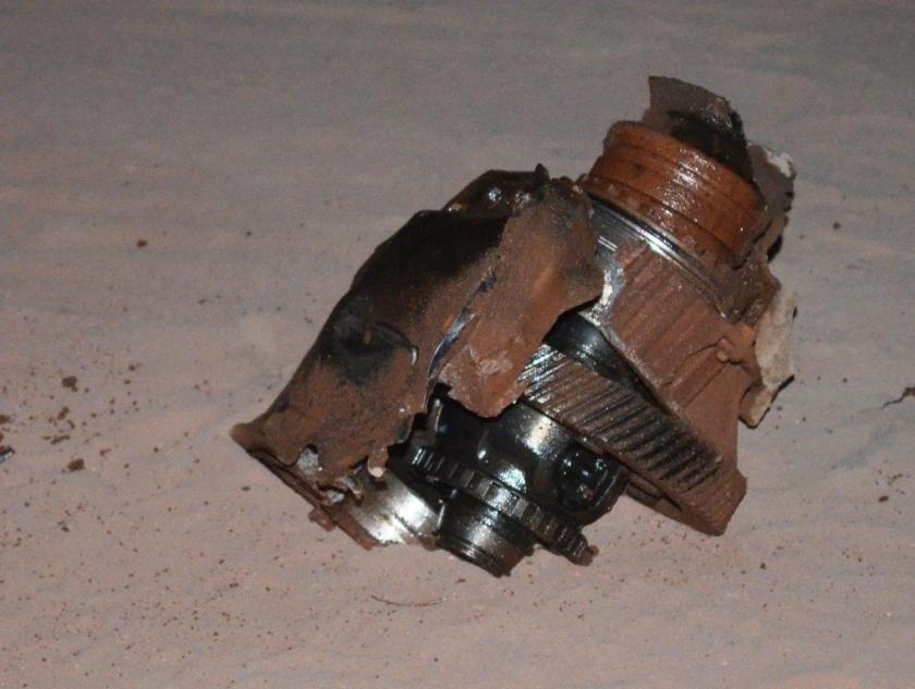 A transmissão do Corsa foi jogada a 20 metros do local da colisão, na pista de terra lateral.