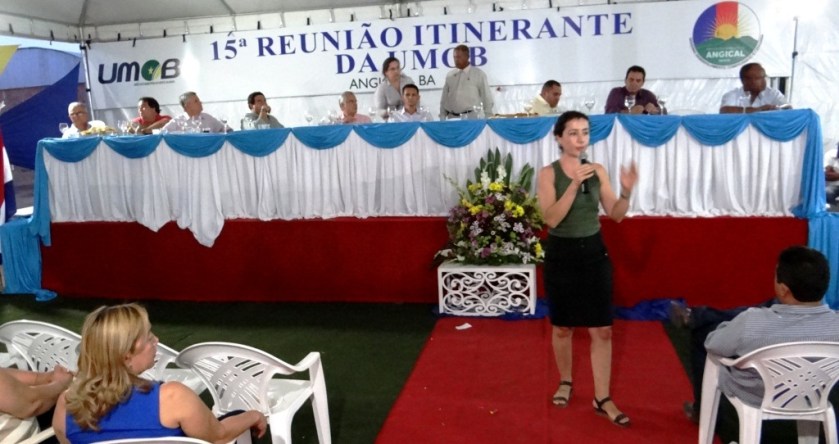 Fernanda Aguiar também alertou os prefeitos sobre a importancia do Plano Municipal de Saneamento e a relação com a captação de recursos do governo Federal.