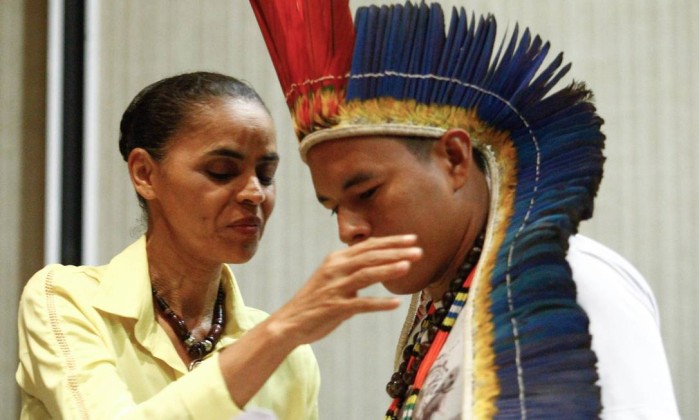 Marina e índio. Foto de André Coelho para O Globo