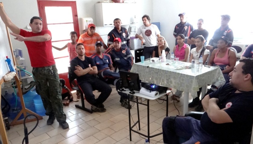 O instrutor do corpo de bombeiros, Soldado Queiroz, abordou pequenos focos de incêndios em prédios, veículos e locais com teoria e prática