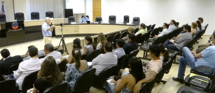 O prefeito comentou que a macrodrenagem é um problema sério e que precisa ser encarado com responsabilidade.