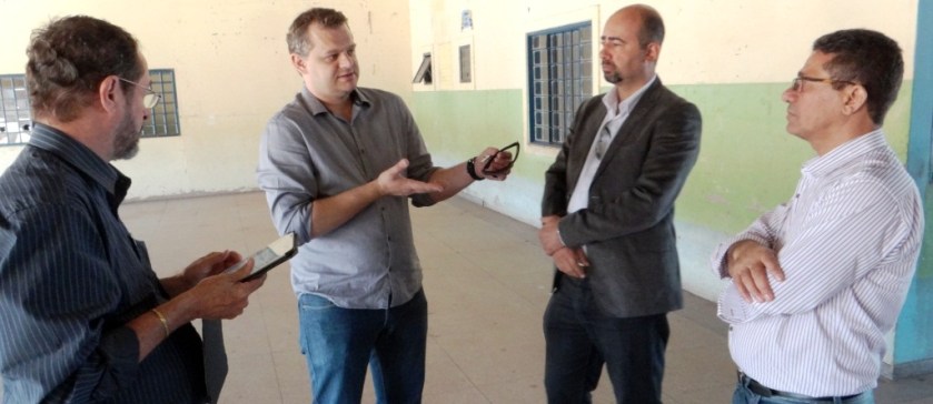 O secretário interino de Educação, Carlos Koch, mostrou uma escola municipal disponível para parceria e ouviu a equipe da reitoria.